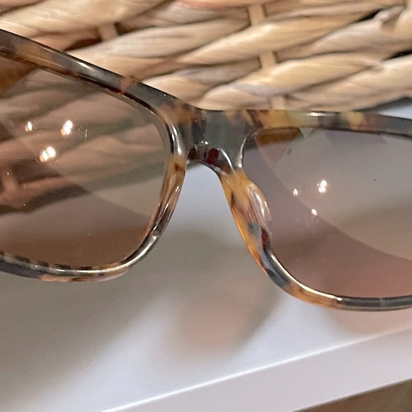 Authentic Tory Burch vintage tortoise shell sunglasses w/original case. - Picture 7 of 10